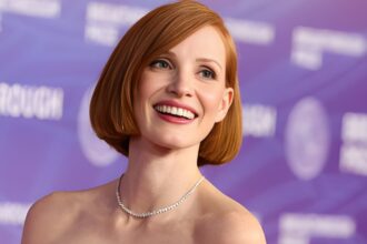 Jessica Chastain bob haircut transformation from long red hair to blunt Chic Bob Haircutat Breakthrough Prize Ceremony