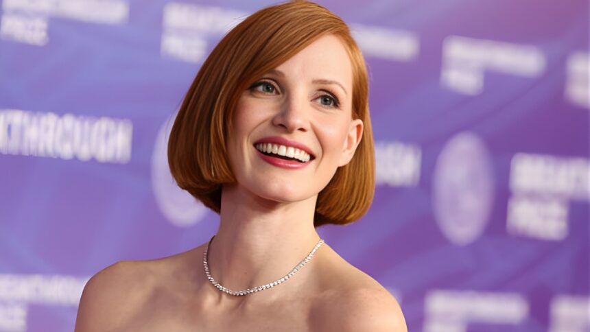 Jessica Chastain bob haircut transformation from long red hair to blunt Chic Bob Haircutat Breakthrough Prize Ceremony